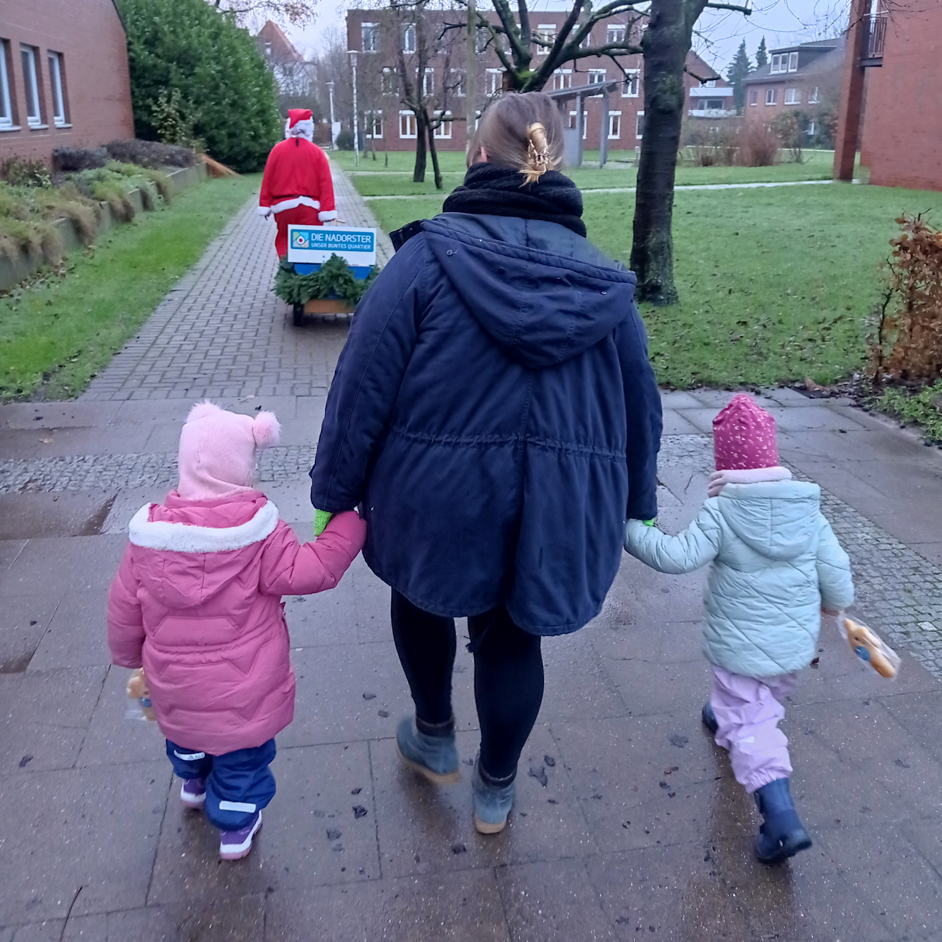 Die Mädchen und Jungen der Krippe Kleine Entdecker waren zu Besuch im Gertrudenheim. Foto: Kleine Entdecker